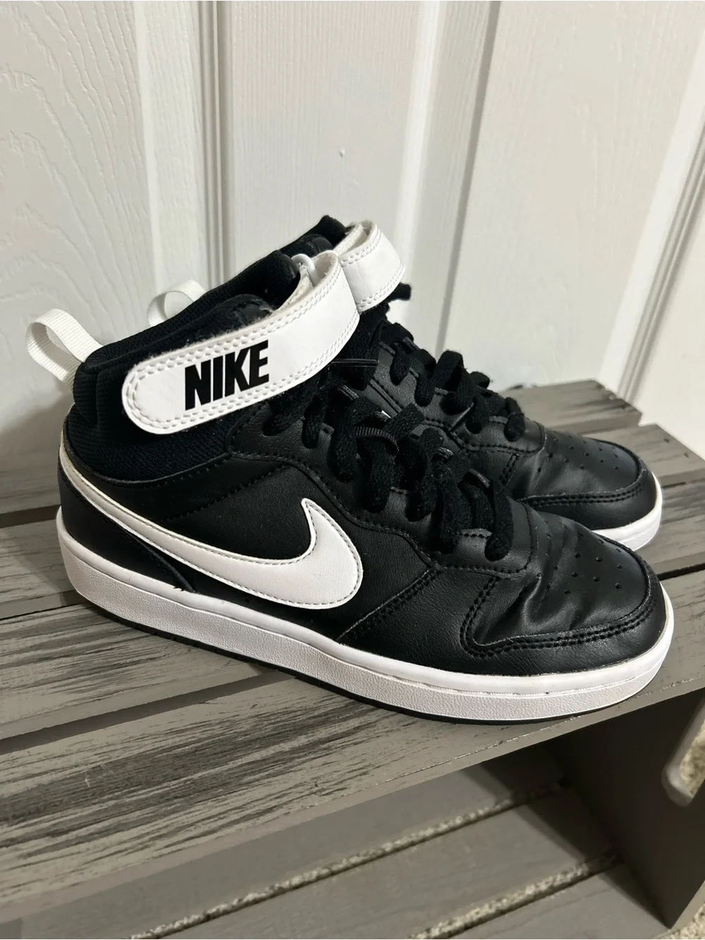 Nike Kids Court Borough Mid 2 Black and White Sneakers Size 4.5Y EUC